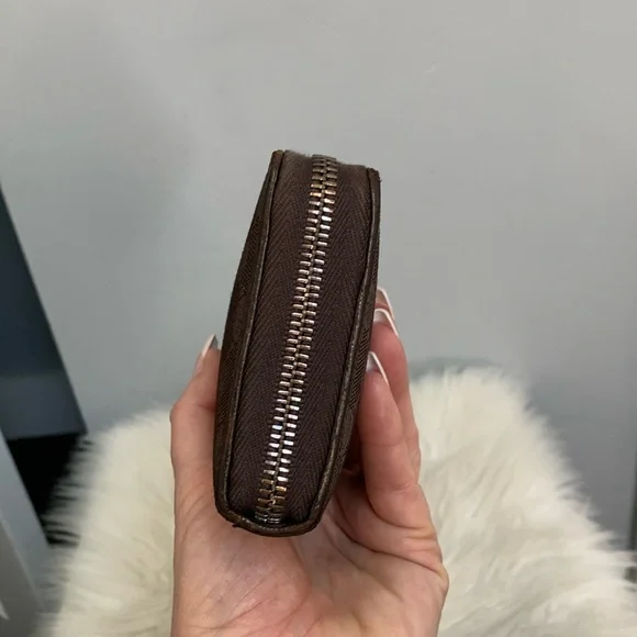 Authentic brown Gucci zippy wallet - Picture 3 of 17